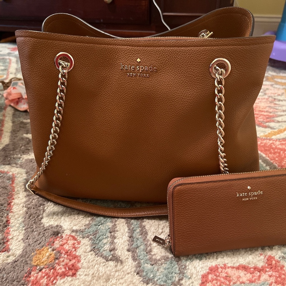 Kate spade large leather chain three compartments. Matching medium size wallet